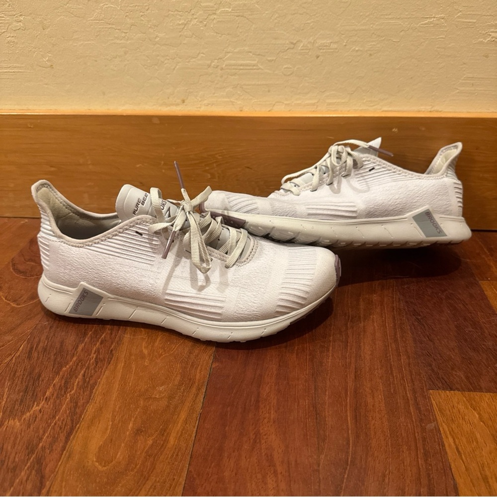 Brooks Women’s light grey Running shoes